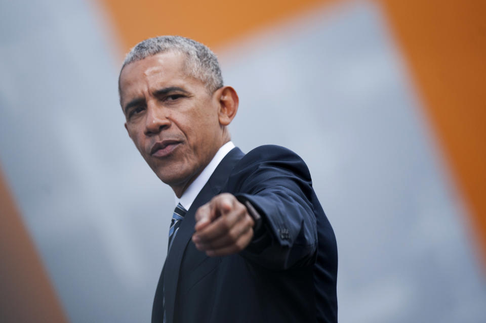 <p>Nach dreiwöchiger Social-Media-Abstinenz meldete sich Barack Obama nach den Zwichenfällen in Charlottesville auf seinem Twitter-Account zu Wort. Der Ex-Präsident zitierte aus der Autobiografie von Nelson Mandela: „Niemand wird geboren, um einen anderen Menschen zu hassen. Menschen müssen zu hassen lernen und wenn sie zu hassen lernen können, dann kann Ihnen auch gelehrt werden zu lieben, denn Liebe empfindet das menschliche Herz viel natürlicher als ihr Gegenteil.“ (Bild: Getty Images) </p>