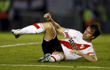 Fernando Cavenaghi of Argentina's River Plate tries to get up after missing a chance to score during their Copa Libertadores quarter-final first leg soccer match against Brazil's Cruzeiro in Buenos Aires, Argentina, May 21, 2015. REUTERS/Marcos Brindicci