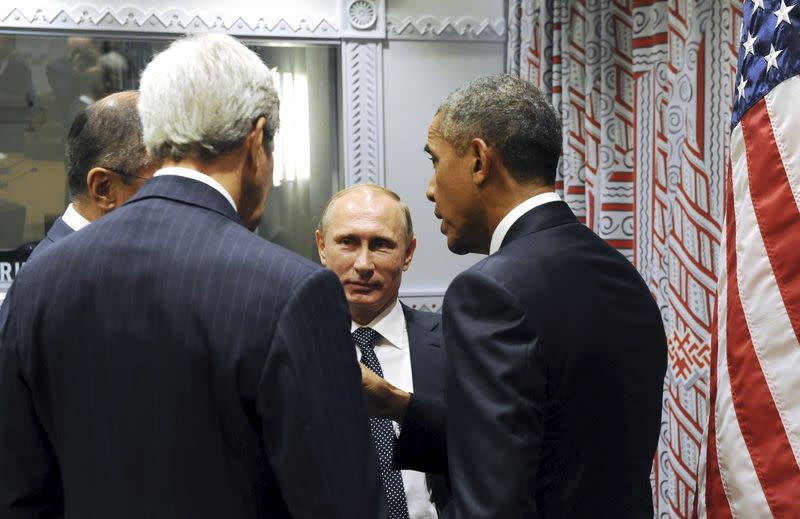Russia's President Vladimir Putin (2nd R), Foreign Minister Sergei Lavrov (L, back), U.S. President Barack Obama (R) and U.S. Secretary of State John Kerry attend a meeting on the sidelines of the United Nations General Assembly in New York, September 28, 2015. REUTERS/Mikhail Klimentyev/RIA Novosti/Kremlin 