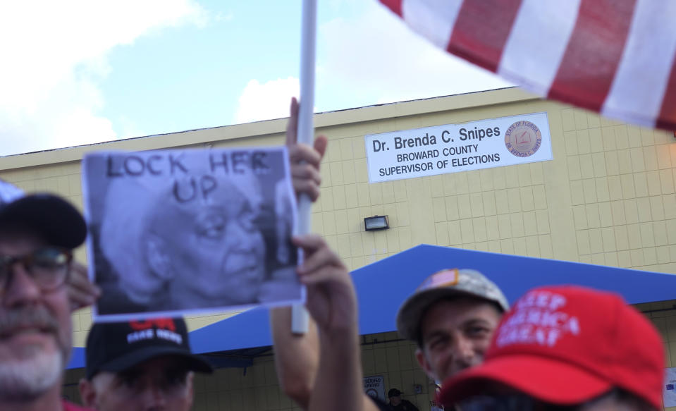 <span class="s1">Protesters call for the resignation of Broward Supervisor of Elections Brenda Snipes on Sunday in Lauderhill, where the Florida recount began. (Photo: Joe Cavaretta/Sun Sentinel/TNS via Getty Images)</span>