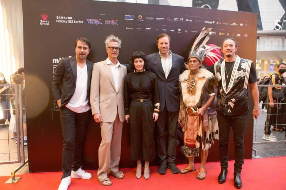 演員柏榮裴拉勒（左起）、導演麥可豪茲曼、何超儀、監製羅伯阿林、沙羅越原住民演員彼得約翰、陳子聰，共同出席馬來西亞國際電影節。（852 Films提供）