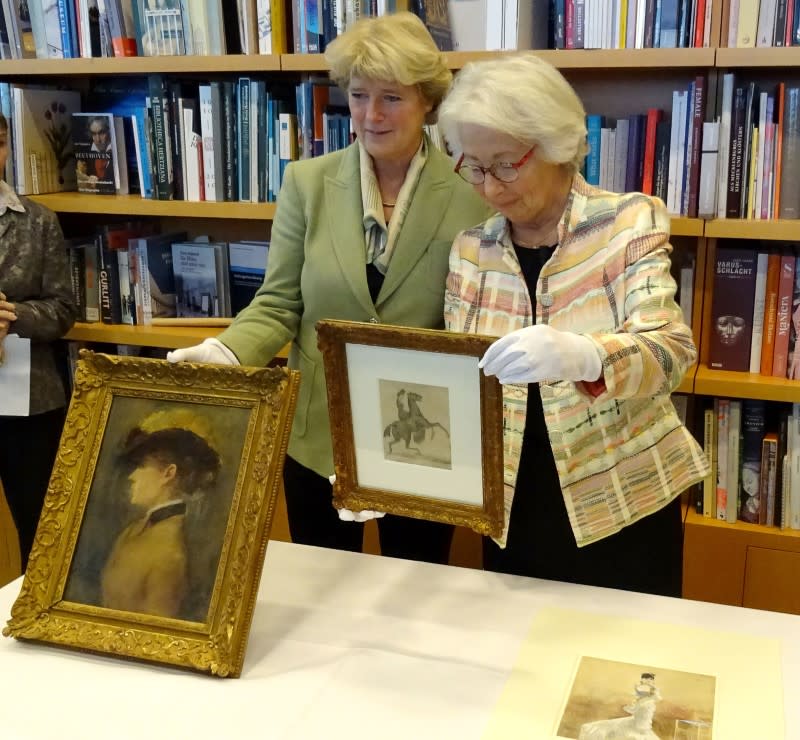 Federal Government Commissioner for Culture and the Media Monika Grutters returns three artworks to a descendant of a Jewish French collector