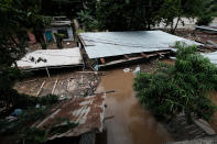 L’NHC prevede che Eta possa acquistare potenza sulle calde acque del Mar dei Caraibi, e che minaccerà il Messico sud-orientale nel fine settimana, quindi Cuba, Giamaica, Isole Cayman e il sud della Florida. In Guatemala, sono stati aperti rifugi per accogliere le vittime, come a Morales (nord-est). Allarme rosso anche in Honduras. (Photo by Yoseph Amaya/Getty Images)