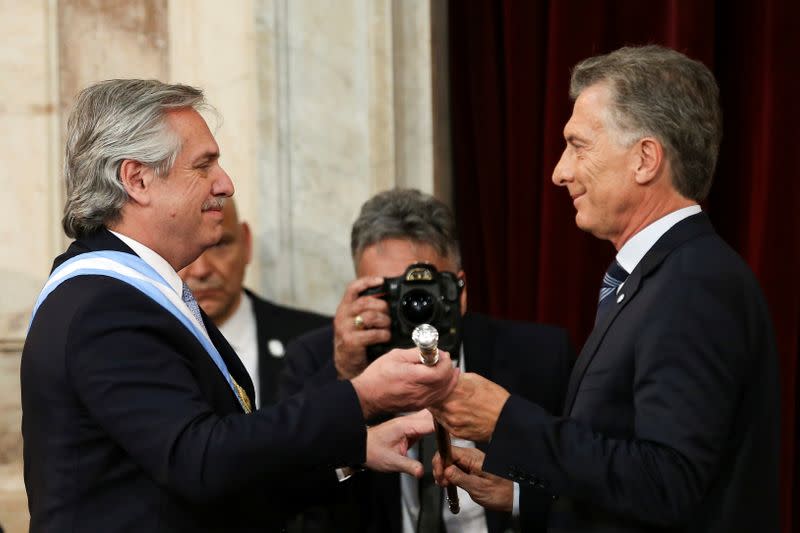 El presidente saliente de Argentina, Mauricio Macri, entrega el bastón presidencial al nuevo mandatario, Alberto Fernández, durante su ceremonia de toma de posesión en el Congreso Nacional, en Buenos Aires.