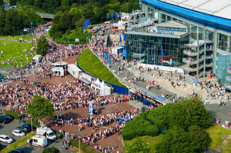 Long queues have formed at the entrances to the Veltins Arena, ahead of the first German concert of US pop singer Taylor Swift in Gelsenkirchen as part of the "Epoch Tour"“For editorial use only in connection with current reporting on the concert in Gelsenkirchen. No use for magazine covers or book publications.” Christoph Reichwein/dpa