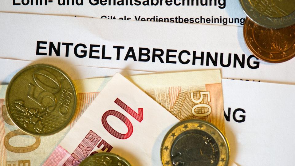 Die Gehaltsunterschiede zwischen Arbeitnehmern in Ost- und Westdeutschland bleiben groß  - der Lohnabstand hat sich jedoch weiter verringert.