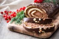 <p>In Frankreich darf Bûche de Noël auf keinem Weihnachtsfest fehlen: Die Kuchenrolle aus Biskuitteig und Schokoladen-Buttercreme kommt als Dessert auf den Tisch. Der Name lässt sich mit “Weihnachtsstamm” übersetzen. Deshalb wird die cremige Außenschicht mit Rillen versehen, um möglichst wie echtes Holz auszusehen. (Bild: Getty Images) </p>