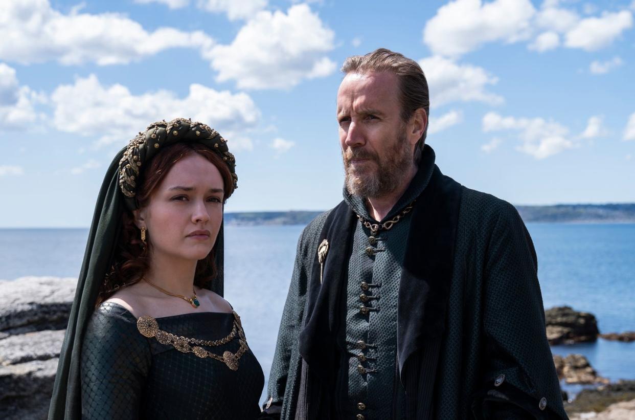 olivia cooke as alicent hightower, rhys ifans as otto hightower, house of the dragons