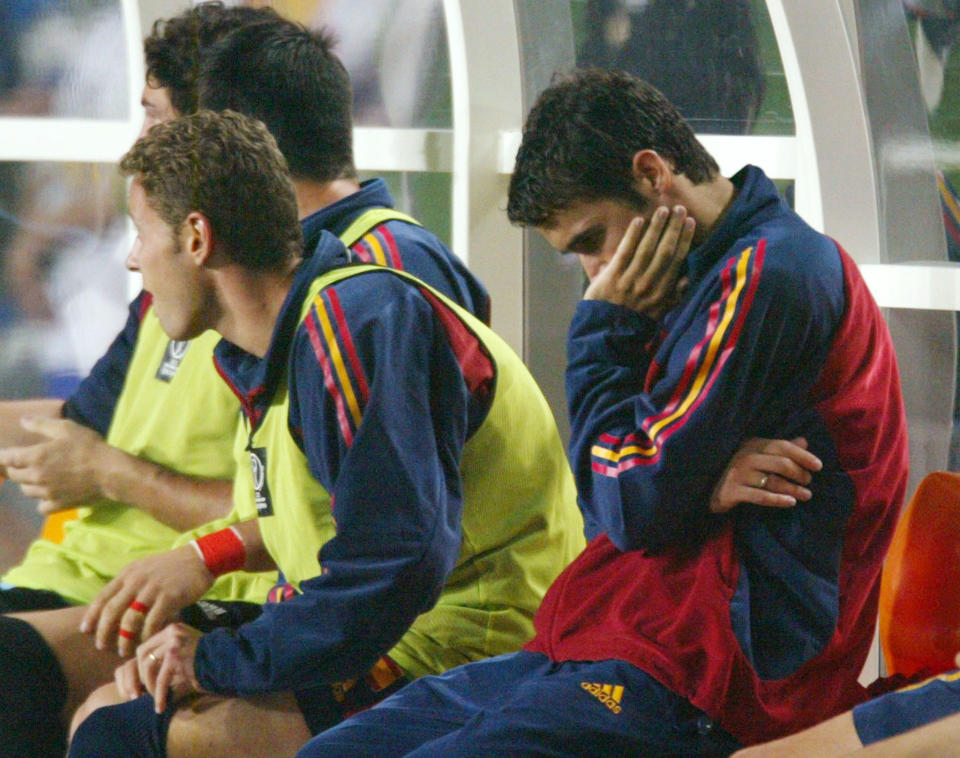 SPAIN'S RAUL SITS ON THE BENCH WITH TEAM MATES AFTER IRELAND EQUALISED
AT THEIR WORLD CUP MATCH IN SUWON.

	
Spain's Raul (R) sits on the bench with some of his team mates after
Ireland scored the equalising goal in their second round World Cup
Finals match in Suwon June 16, 2002. REUTERS/Kieran Doherty