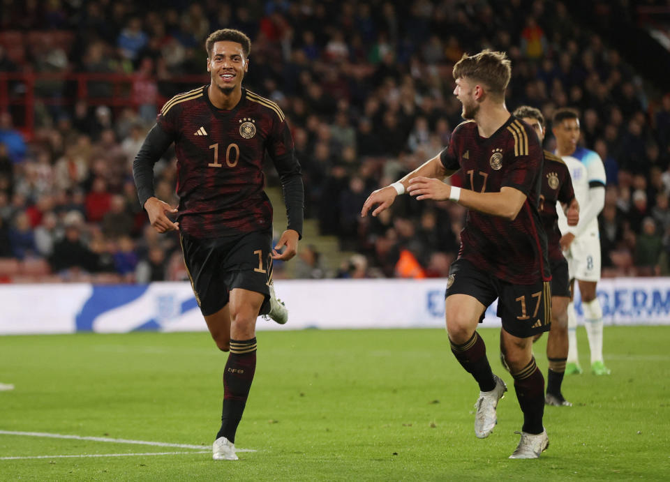 Felix Nmecha (links) feiert seinen Treffer im U21-Freundschaftsspiel gegen England. (Bild: Jan Thielmann Action Images via Reuters/Molly Darlington)