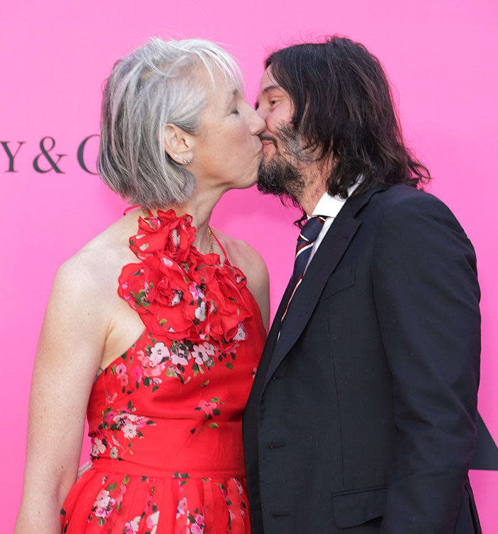 Keanu Reeves y Alexandra Grant se dan un beso 