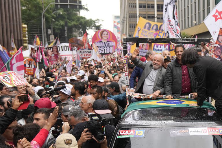 El expresidente de Brasil, Luiz Inácio Lula da Silva, y el candidato a gobernador del Partido de los Trabajadores, Fernando Haddad, ayer, en el último acto en San Pablo