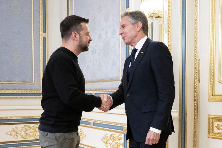 El presidente de Ucrania, Volodimir Zelensky, saluda al Secretario de Estado de los Estados Unidos, Antony Blinken, antes de su reunión en Kiev el 14 de mayo de 2024