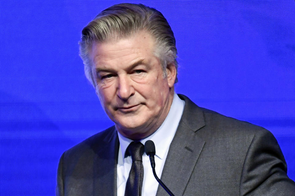 ARCHIVO - Alec Baldwin es el maestro de ceremonias de la Gala del Premio Robert F. Kennedy Human Rights Ripple of Hope en el New York Hilton Midtown el 9 de diciembre de 2021, en Nueva York. El viernes 24 de mayo de 2024, una jueza de Nuevo México rechazó una solicitud de Baldwin para desestimar el único cargo penal en su contra por un tiroteo fatal en el set de "Rust", manteniendo el caso en camino para un juicio este verano. (Foto Evan Agostini/Invision/AP, archivo)