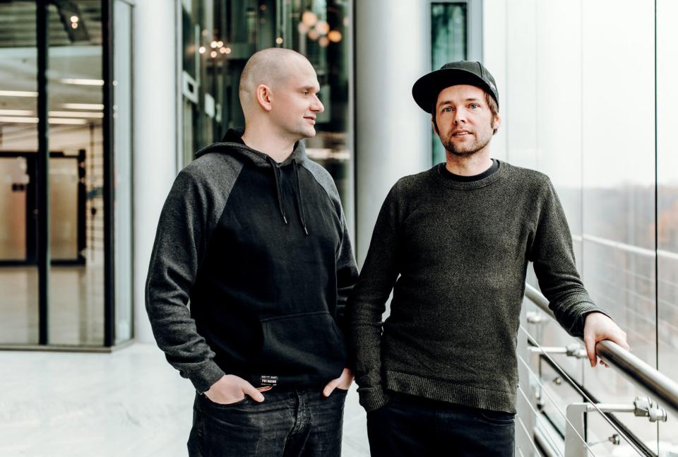 Die Gründer Frank Ließner (l.) und Timo Dries (r.) haben lange Lern-Apps für Kinder entwickelt. Ihr Know-How wollen sie nun für ihre Musikbox Galakto nutzen. - Copyright: Tiny Monster