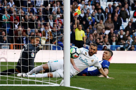 Soccer Football - La Liga Santander - Real Madrid vs Deportivo Alaves - Santiago Bernabeu, Madrid, Spain - February 24, 2018 Real Madrid’s Karim Benzema narrowly misses a shot REUTERS/Juan Medina