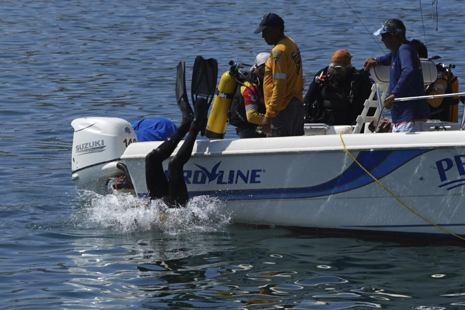 Buzos en operativos de búsqueda tras la devastación del huracán Otis de categoría 5, en Acapulco, México, el sábado 11 de noviembre de 2023. (AP Foto/Marco Ugarte)