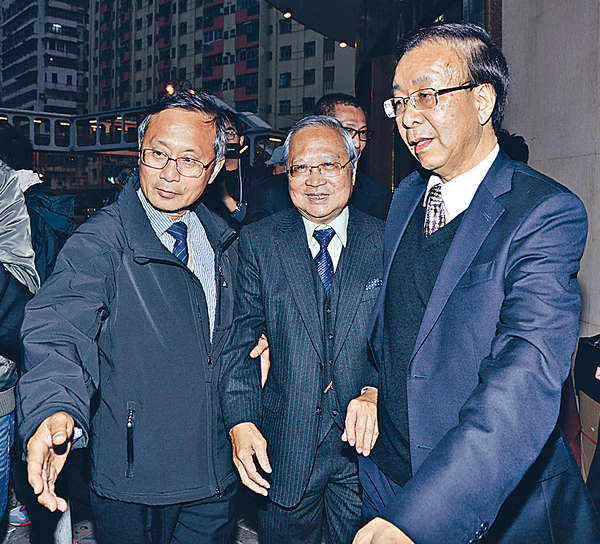 無綫行政主席梁乃鵬（中）到場時，外事部副總監曾醒明（右）出來迎接，其後又護送他上車。