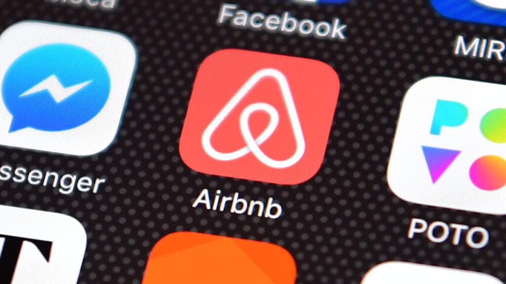 The Airbnb app logo is displayed on an iPhone on August 3, 2016 in London, England. (Photo by Carl Court/Getty Images)