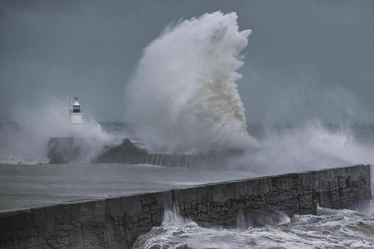 Après Ciaran, Domingos arrive samedi sur la France et voici ce que l’on sait de cette nouvelle tempête (Photo d’un phare balayé par la tempête Ciaran à Newhaven le 2 novembre 2023) 