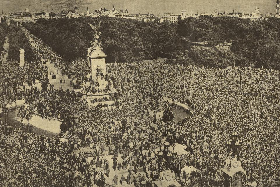 Crowds outside Buckingham Palace for VE Day (Photo by: Universal History Archive/Universal Images Group via Getty Images)