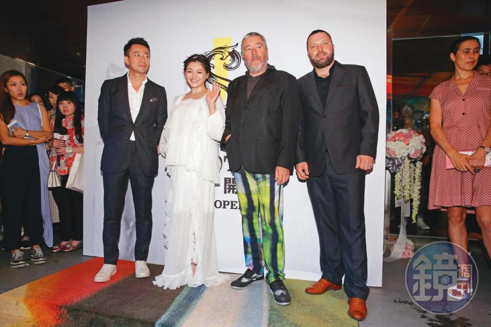 2017年S Hotel風光開幕，汪小菲（左起）、大S夫婦還邀了知名設計師菲利普史塔克同台，可惜後來經營不如預期。