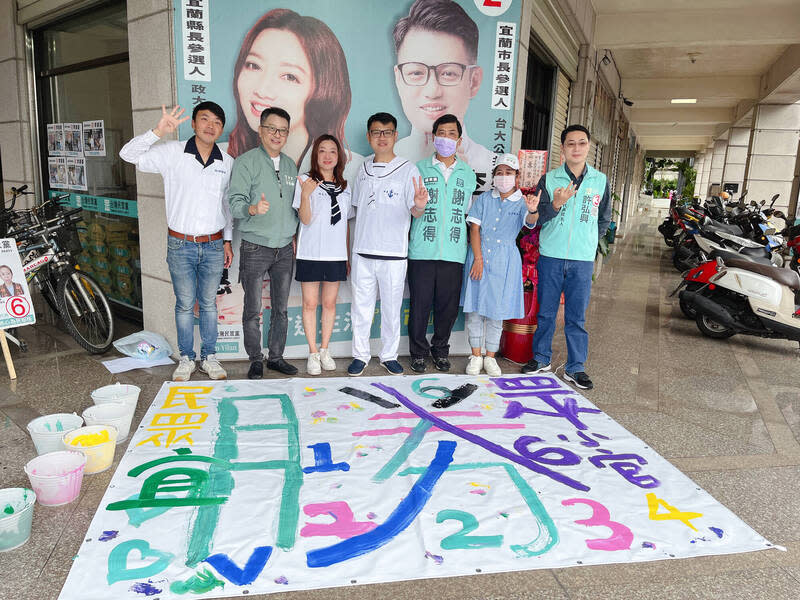 民眾黨縣長候選人陳琬惠，偕同黨內其他宜蘭縣的候選人為１８歲公民權修憲公民複決案催票。（民眾提供）