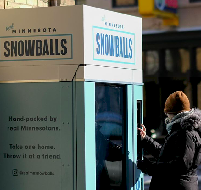 <p>In Minnesota c’è un distributore molto particolare: vende palle di neve. Confezionate e con un packaging molto cool, ma si tratta pur sempre di palle di neve.<em> (Instagram)</em> </p>