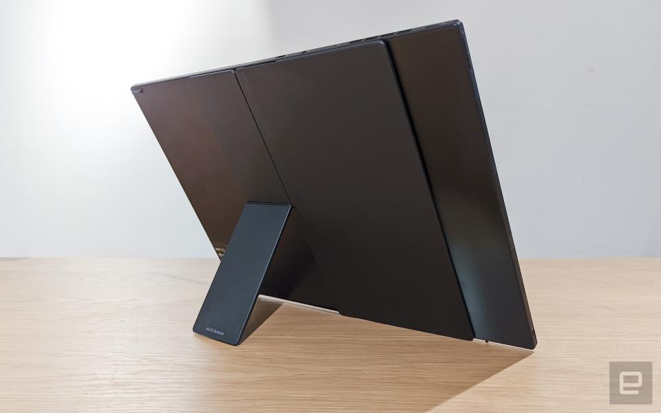 <p>ASUS Zenbook Fold 17</p> 