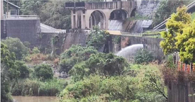 苗栗縣鯉魚潭水庫因豪大雨帶來大量進水，水庫排沙作業排出部分沙水。（圖／謝明俊攝）