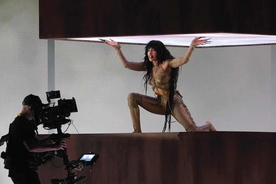 Loreen de Suecia practica durante un ensayo general de la primera semifinal del Festival de la Canción de Eurovision en la Arena M&S Bank en Liverpool, Inglaterra, el lunes 8 de mayo de 2023. (Foto AP/Martin Meissner)