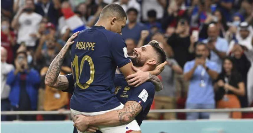 法國球員姆巴佩進球後跳上隊友基奧特身上來個無尾熊式甜蜜擁抱。（圖／達志／美聯社）