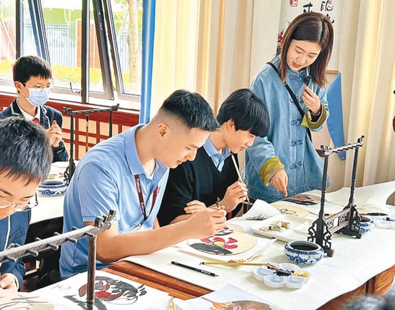 有參與考察團的學生在廣州體驗水墨畫工藝。