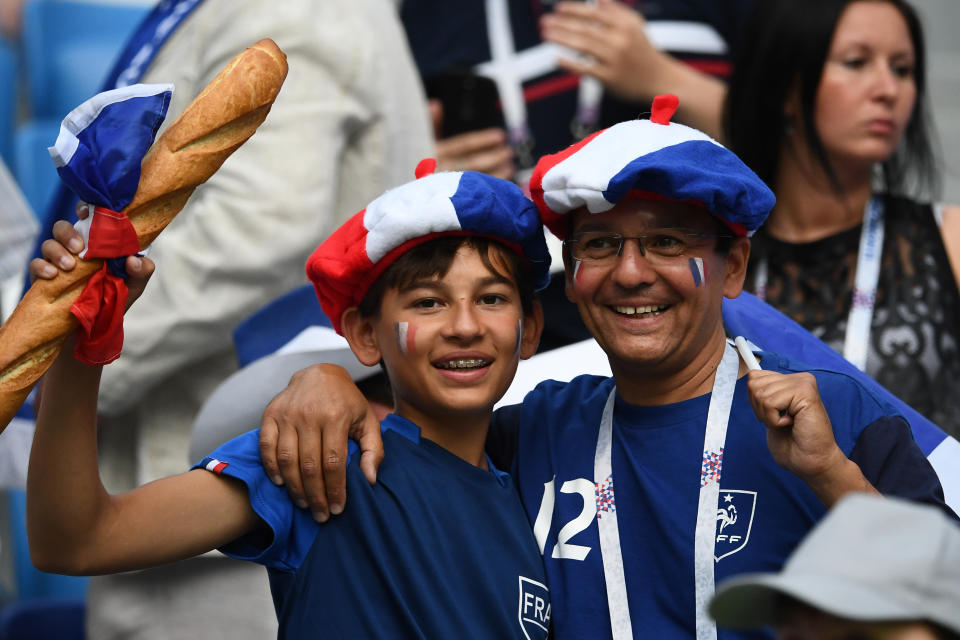 Tribunes : plus de bleu ciel que de bleu-blanc-rouge