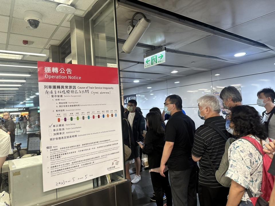 台灣高鐵5日下午發生電力系統跳電，導致號誌異常，影響多車次運行。   圖：民眾提供