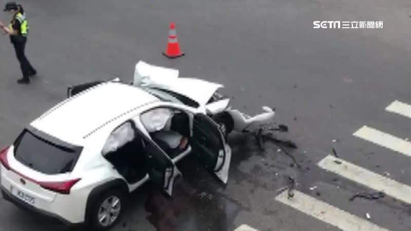 撞擊力道之大，白色休旅車車頭嚴重毀損。