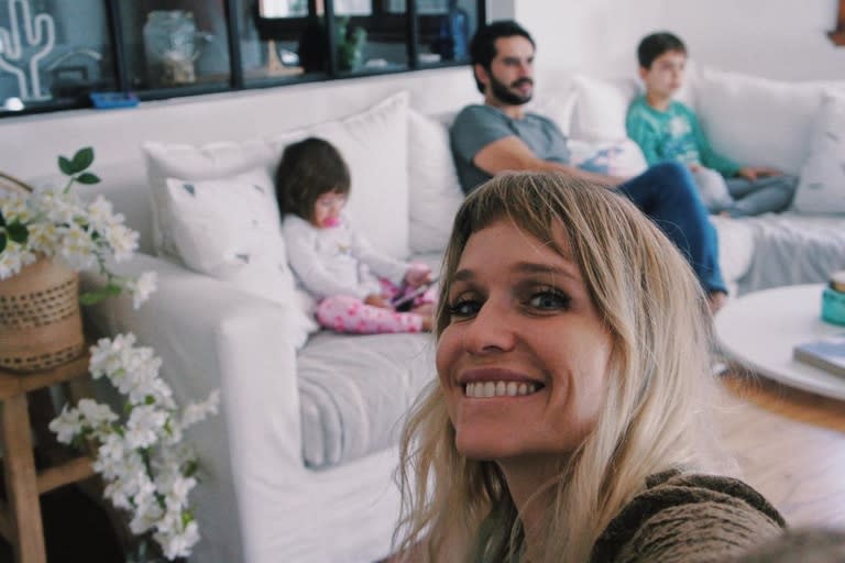Brenda Gandini y Gonzalo Heredia, en una escena hogareña junto con sus dos hijos, Eloy y Alfonsina