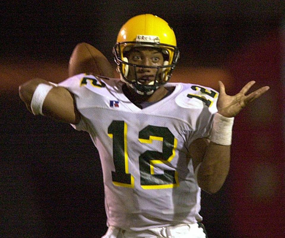 10/05/02: Independence’s quarterback Chris Leak looks for an open receiver during the 2nd half at Memorial Stadium. NORMAN NG/STAFF
