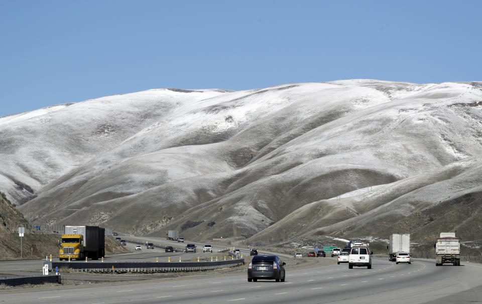 Automóviles sobre una carretera cerca de Gorman, California, el lunes 11 de febrero de 2019. Una serie de tormentas invernales azotó el oeste de Estados Unidos con nevadas inusuales en Hawai y en algunas partes de California. (AP Foto/Marcio Jose Sanchez)