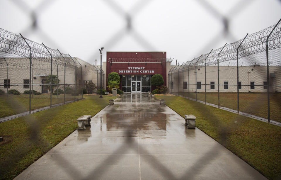 El Centro de Detención Stewart visto desde la cerca frontal, el viernes 15 de noviembre de 2019 en Lumpkin, Georgia. La población rural se encuentra unos 225 kilómetros (140 millas) al suroeste de Atlanta y cerca de la frontera estatal entre Georgia y Alabama. Los 1.172 habitantes de la población se ven superados por los aproximadamente 1.650 detenidos que había en el centro a finales de noviembre, según el Servicio de Control de Inmigración y Aduanas de Estados Unidos (ICE por sus siglas en inglés). (AP Foto/David Goldman)