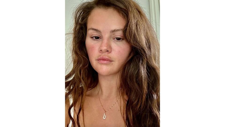 Selena opted to go makeup-free in her latest social media sharing 