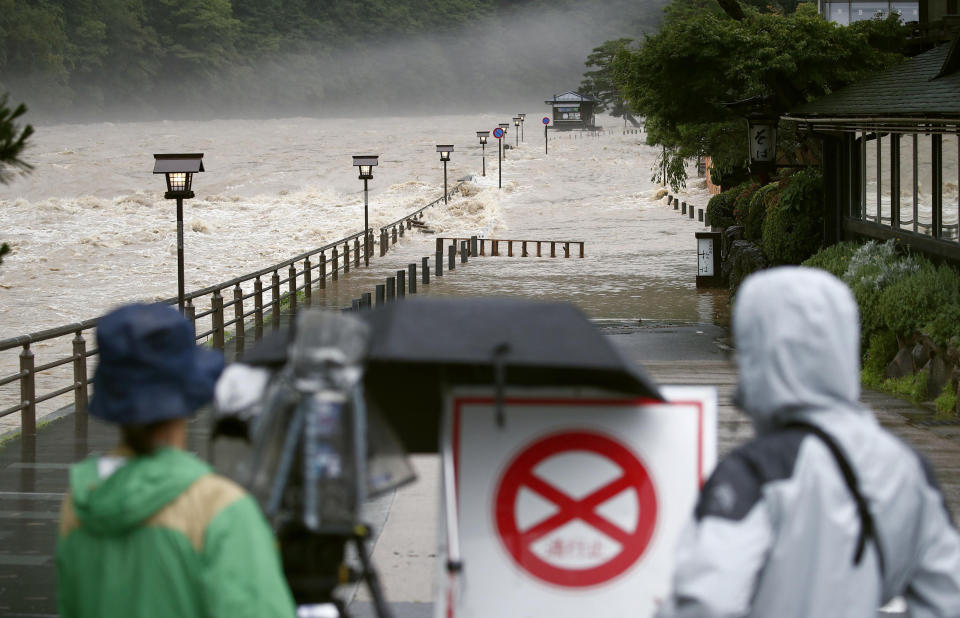 <p>Katsura river is seen swollen due to a heavy rain in Kyoto, western Japan Friday, July 6, 2018. (Photo: Yosuke Mizuno/Kyodo News via AP) </p>