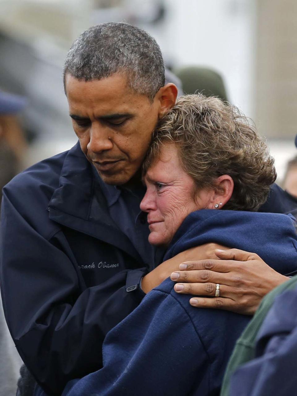 El presidente de EEUU, Barack Obama, consuela a Donna Vanzant, dueña de la marina de North Point, durante una recorrido de reconocimiento a las zonas afectadas por el huracán Sandy, en Brigantine, New Jersey, el 31 de octubre de 2012. REUTERS/Larry Downing