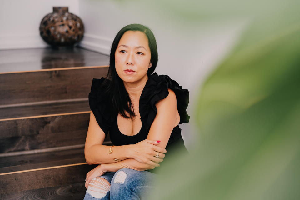 Celia Chen, quien al principio atribuyó equivocadamente al estrés de su empleo como ejecutiva en mercadotecnia los síntomas que tenía a sus casi 50 años, en su casa de Venice, California, el 6 de diciembre de 2022. (Bethany Mollenkof/The New York Times)
