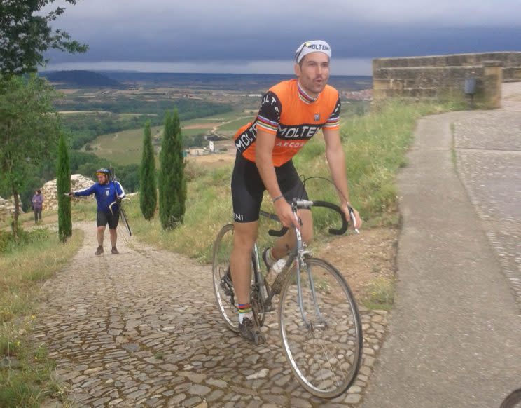Un ciclista alcanza la cima en San Vicente de Sonsierra, durante la Eroica Hispania 2017. / Foto: Wilmar Cabrera