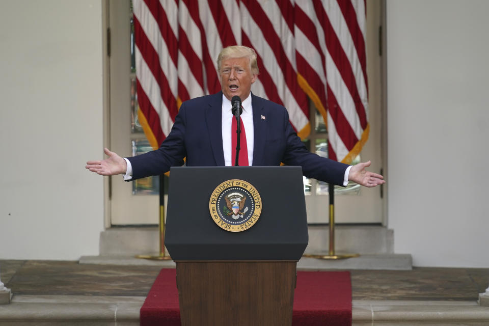 El presidente Donald Trump responde preguntas de los reporteros durante un evento en la Rosaleda de la Casa Blanca, en Washington, el martes 26 de mayo de 2020. (AP Foto/Evan Vucci)