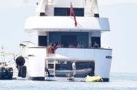 <p>John Legend et sa famille en vacances sur un yacht en Italie le 4 juillet 2019.</p>