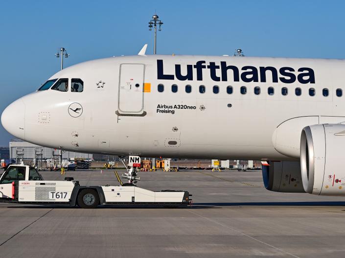 An image of a Lufthansa plane.