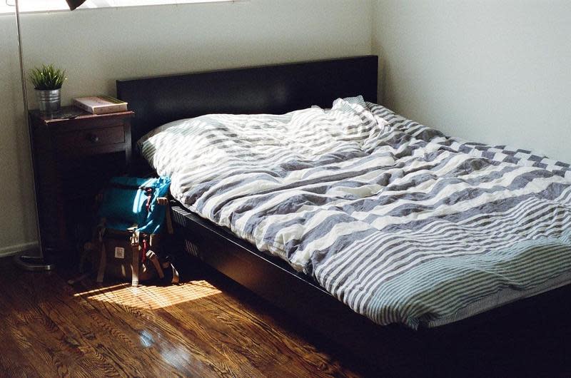 女星熊熊年輕時租屋住到凶宅，床底掀起看到驚人的畫面。（示意圖，Pixabay）
