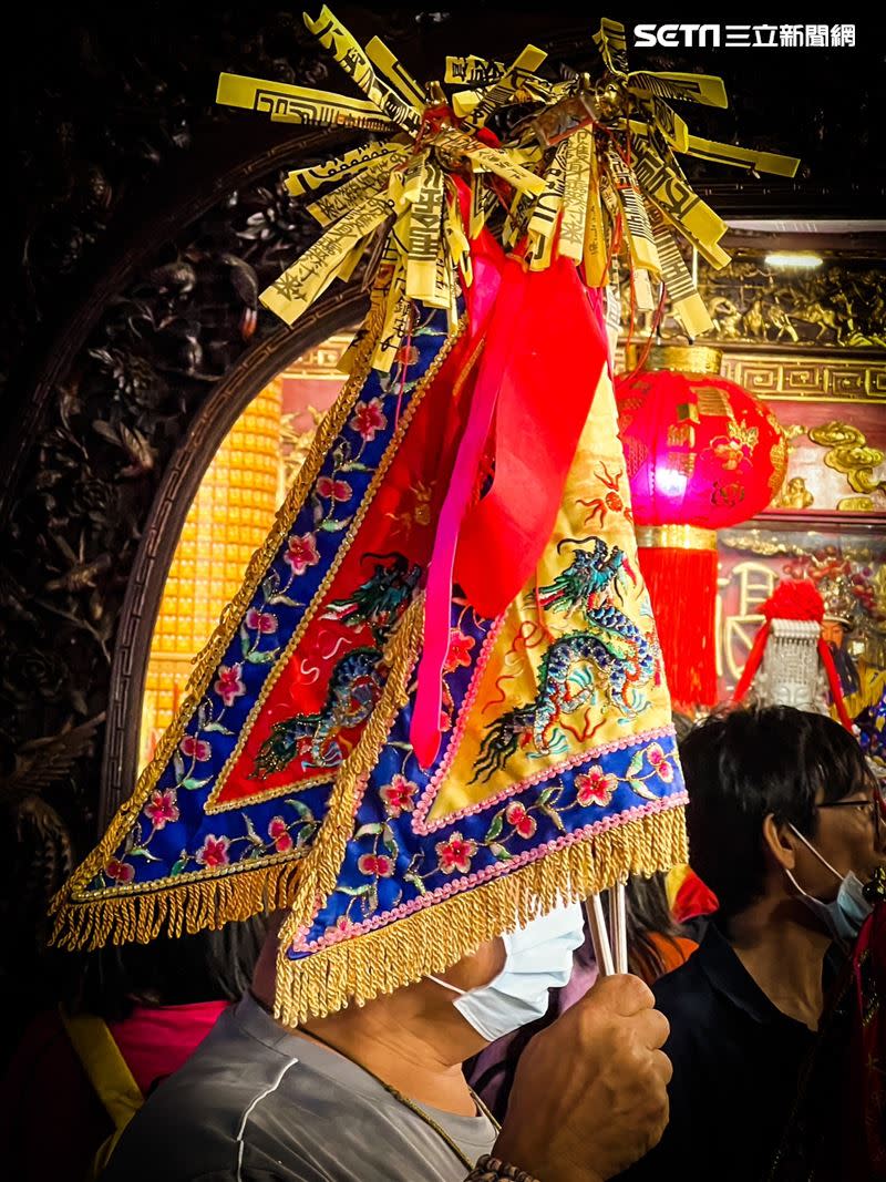 令旗過香火後等同於跟媽祖請兵馬，帶回家需要妥善供奉不得隨意亂放。（圖／ 記者鄭尹翔攝影）